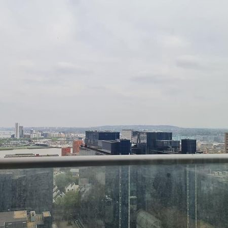 Skyview Waterside City Luxury Apartment Londres Exterior foto