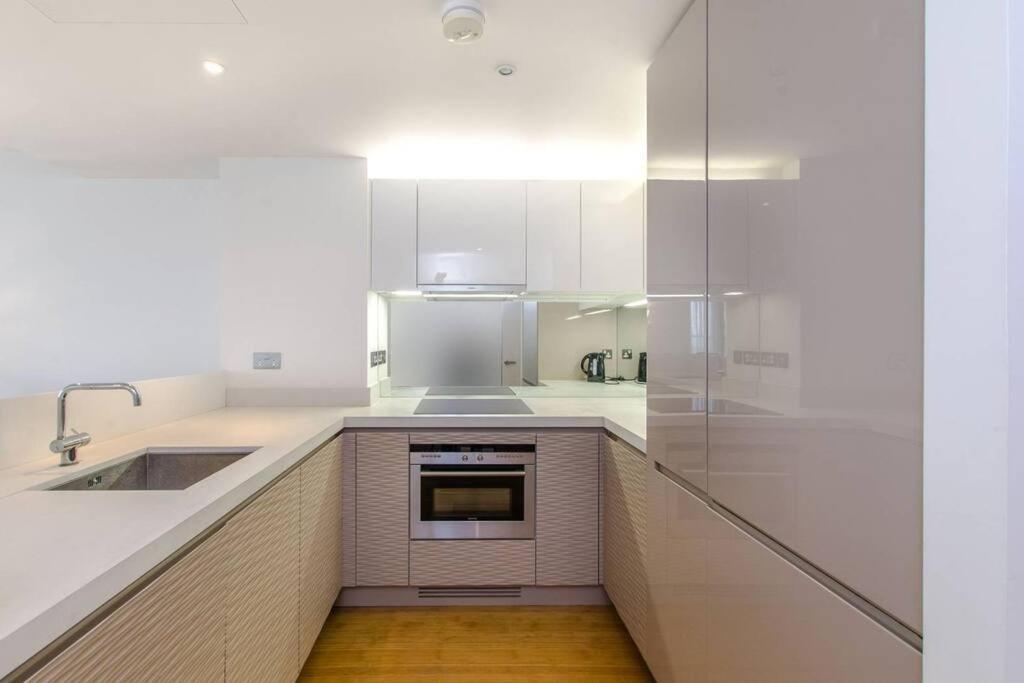 Skyview Waterside City Luxury Apartment Londres Exterior foto